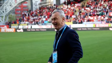 Mircea Rednic sarbatorit la implinirea a 62 de ani Surpriza pe care iau pregatito copiii la stadion Video