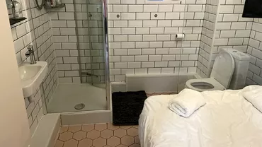 Teapa anului pe Airbnb Un turist a inchiriat o camera si i sa dat o toaleta cu pat