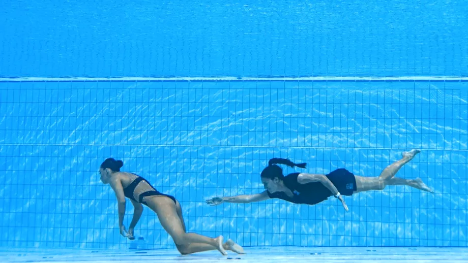 Momente dramatice la mondialele de natatie de la Budapesta O sportiva din SUA a lesinat si a ajuns pe fundul bazinului A fost salvata de antrenoarea ei