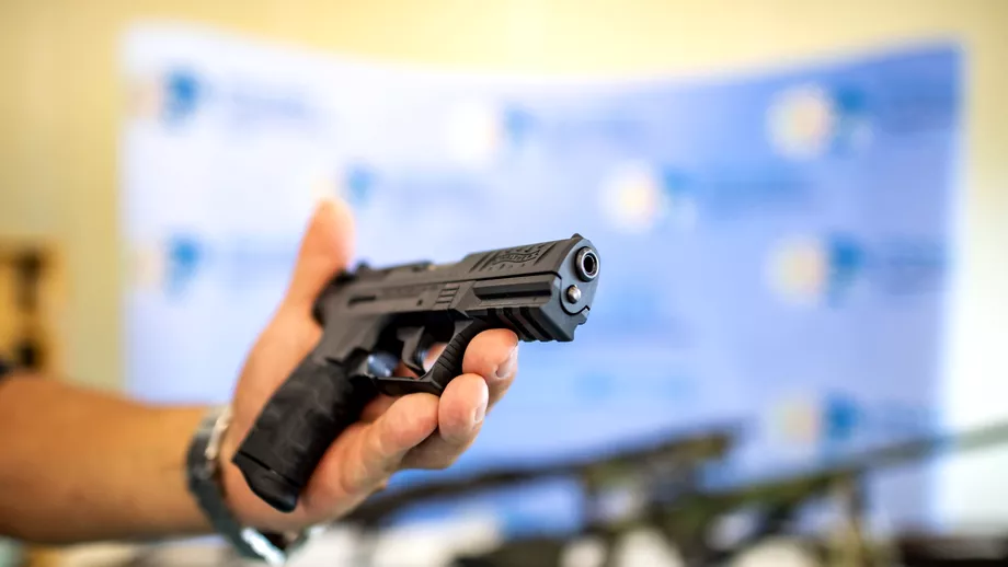 Pistol cu gloante letale uitat in cabina de proba a unui magazin din Capitala Detinatorul armei a fost gasit si arestat