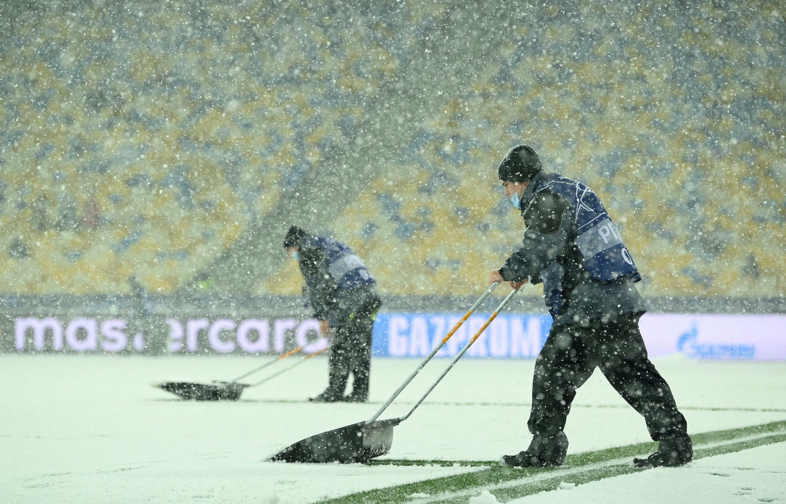 Recreation Installation Rise Dinamo Kiev - Bayern Munchen se joacă în condiții de ninsoare abundentă!  Mircea Lucescu își dorea un teren bun - Fanatik.ro