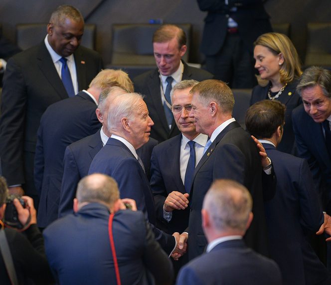 Klaus Iohannis, alături de Joe Biden și Jens Stoltenberg, înainte de începerea summitului NATO