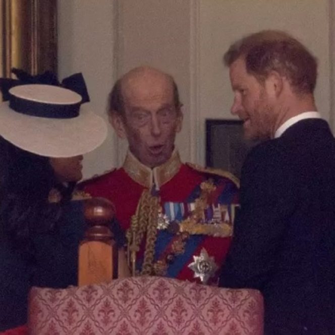 Printul Harry și Meghan Markle discutând cu Ducele de Kent