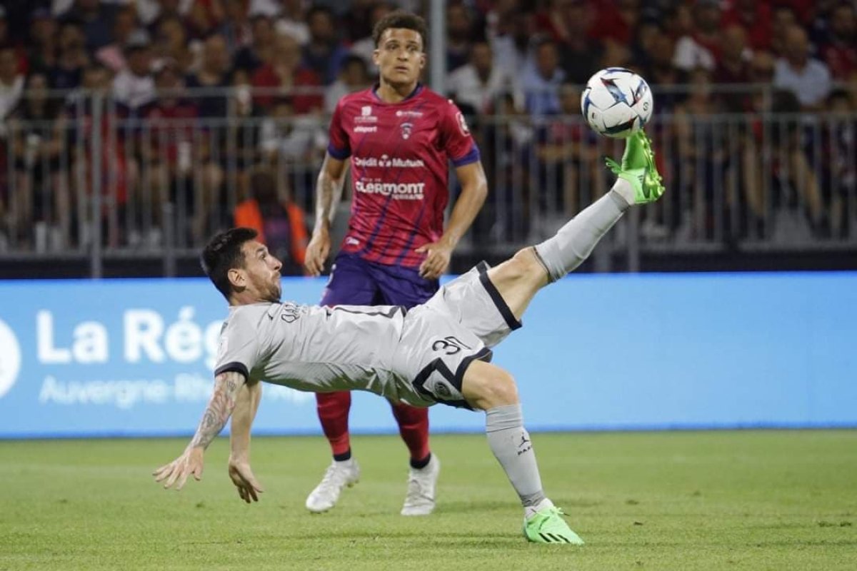 Necklet Forced writing Lionel Messi, primul gol din foarfecă în carieră. Starul lui PSG a urcat pe  podium într-un clasament istoric. Video - Fanatik.ro