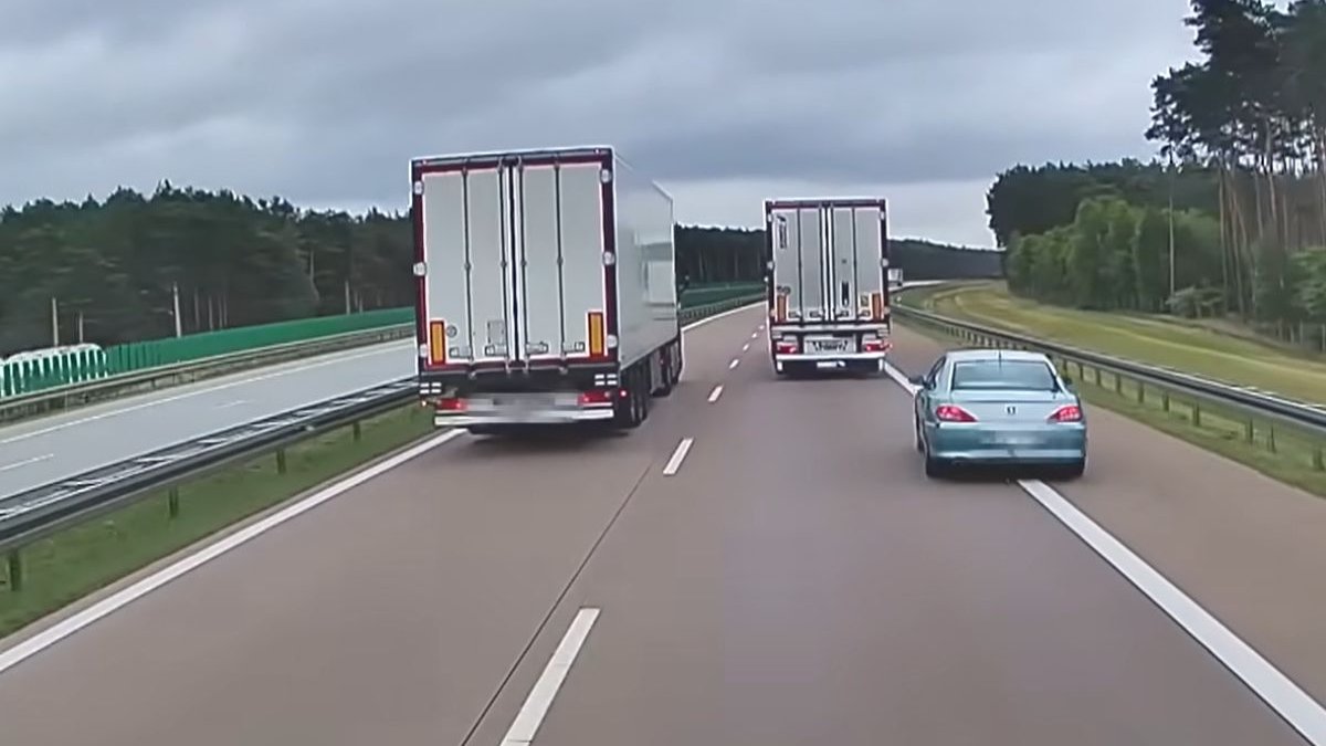 Ce nu au voie să facă șoferii pe autostradă. Astfel de gesturi pot duce la accidente grave