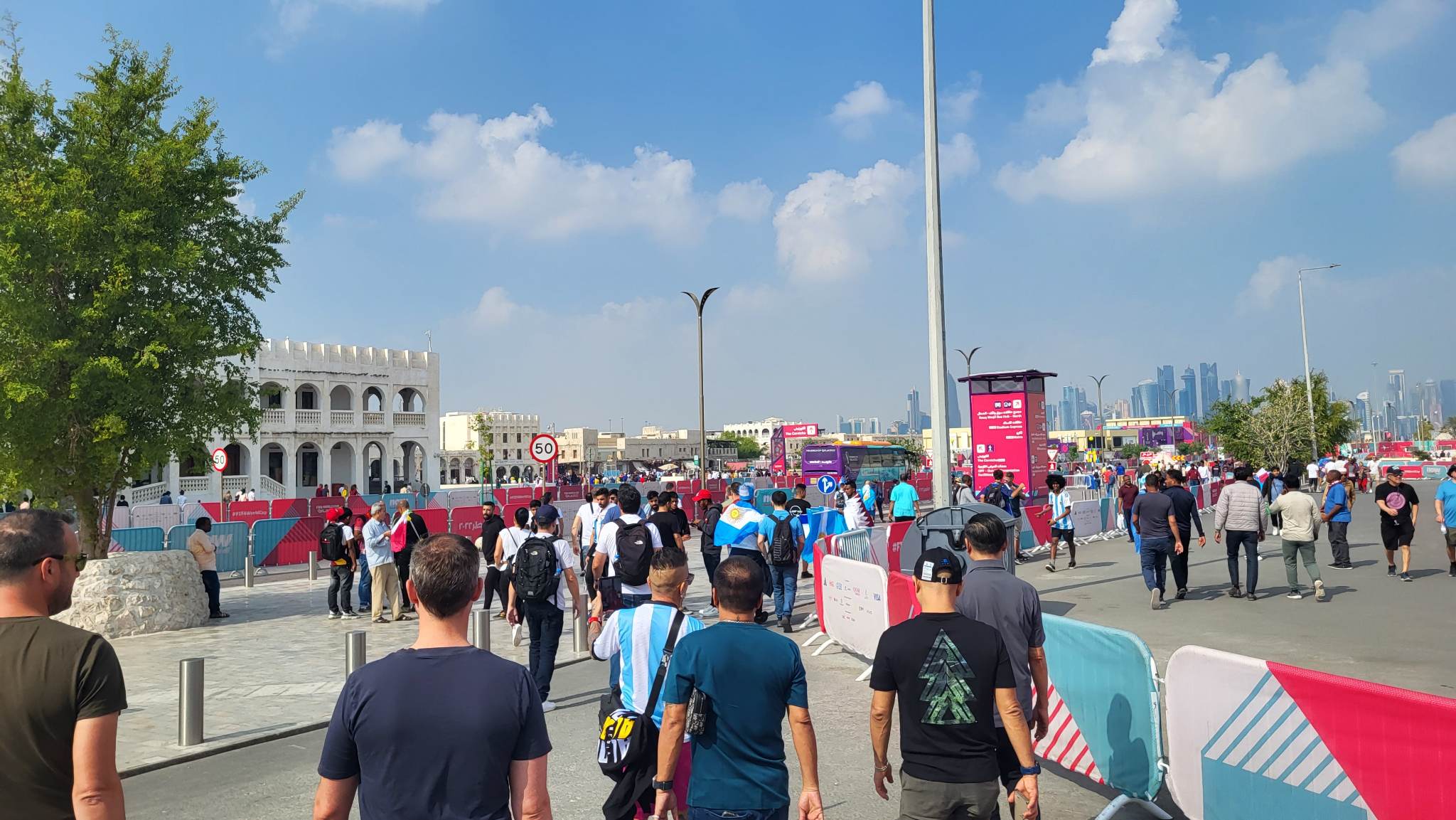 Fanii, în centrul istoric din Doha înaintea finalei Cupei Mondiale. Sursă foto: Fanatik.