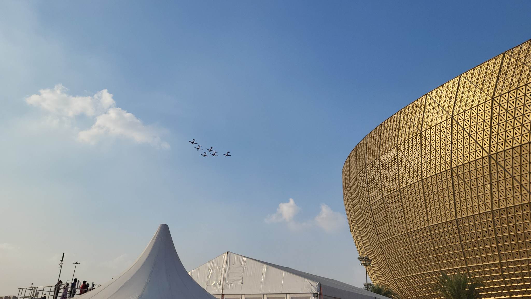 Show aviatic organizat de oficialii Cupei Mondiale din Qatar înaintea finalei Cupei Mondiale. Sursă foto: Fanatik.