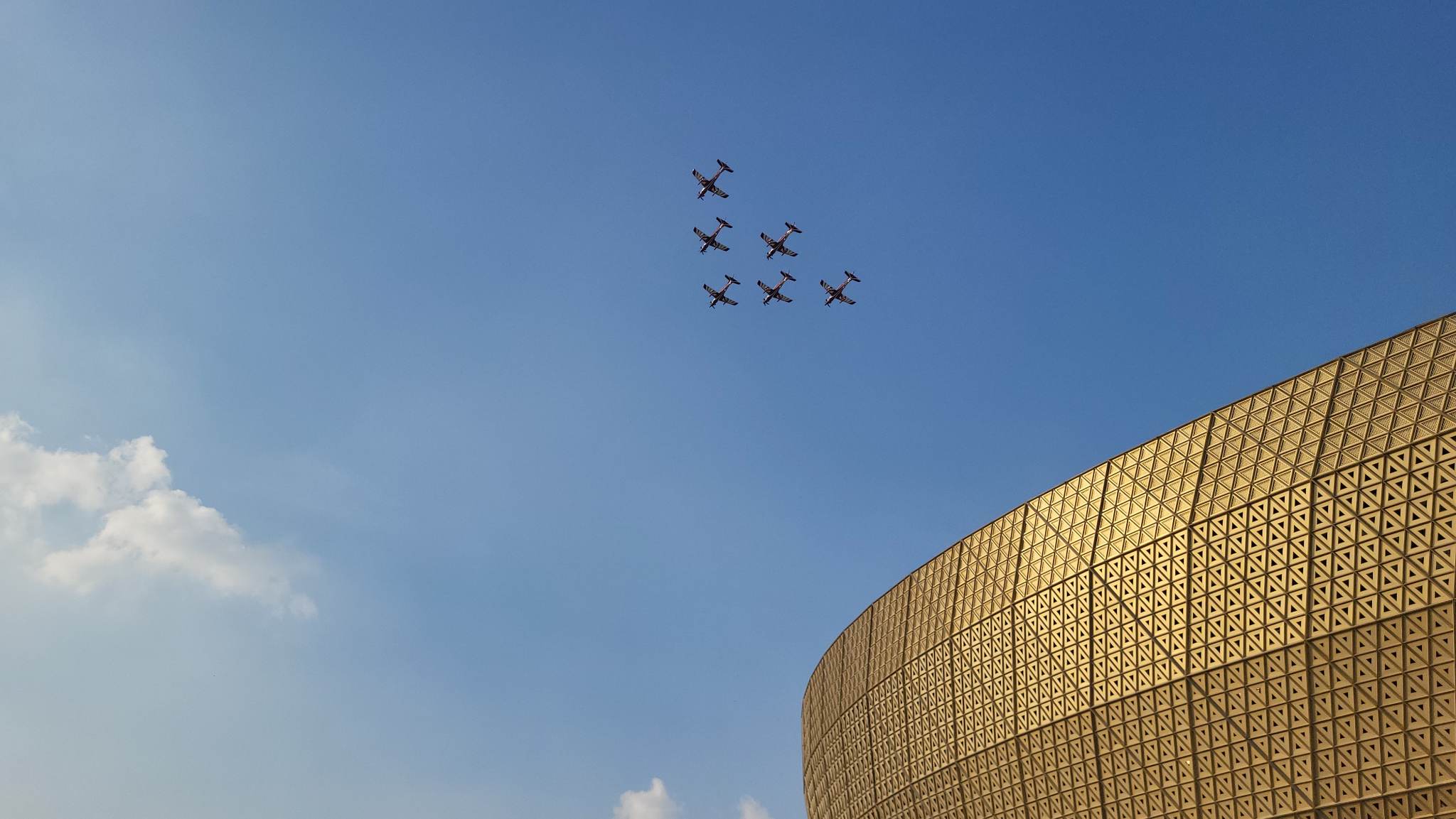 Show aviatic organizat de oficialii Cupei Mondiale din Qatar înaintea finalei Cupei Mondiale. Sursă foto: Fanatik.