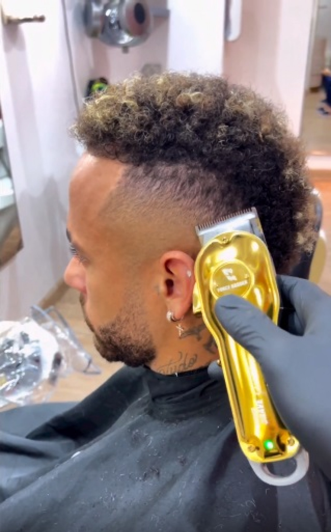 Neymar și-a schimbat look-ul înainte de partida Brazilia - Coreea de Sud. Sursă foto: Instagram - @nariko_hairstyle.