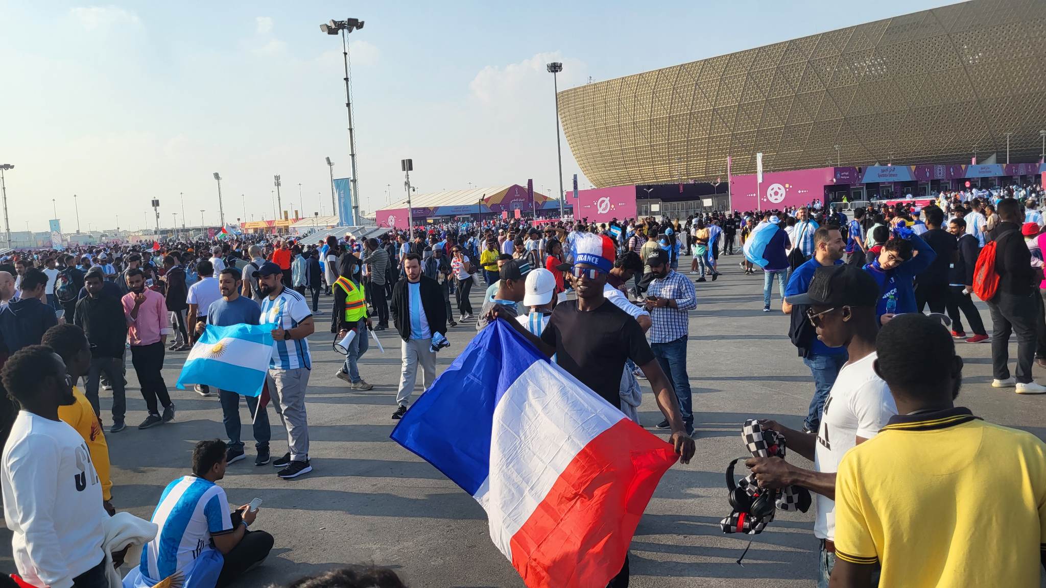 Suporterii Franței sunt în număr mai mic față de cei ai Argentinei. Sursă foto: Fanatik.
