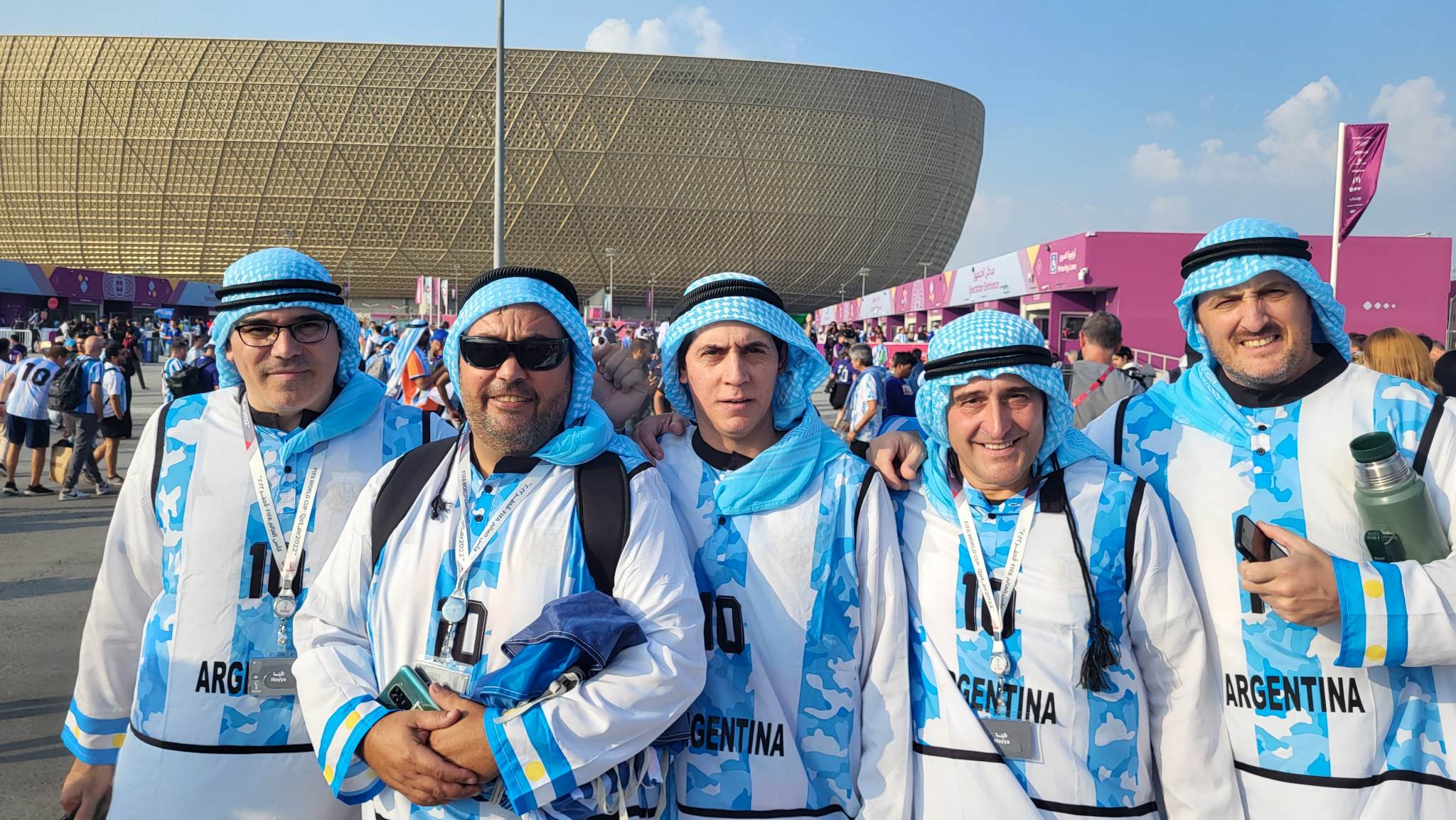 Suporterii argentinieni au înconjurat Lusail Iconic Stadium cu câteva ore înaintea finalei Cupei Mondiale. Sursă foto: Fanatik.
