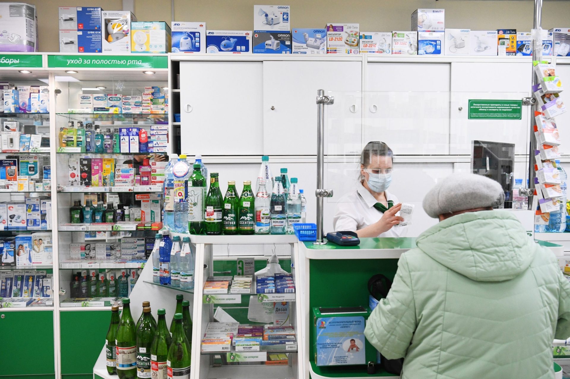 Două cunoscute lanțuri de farmacii din România dispar. Cine le ia locul