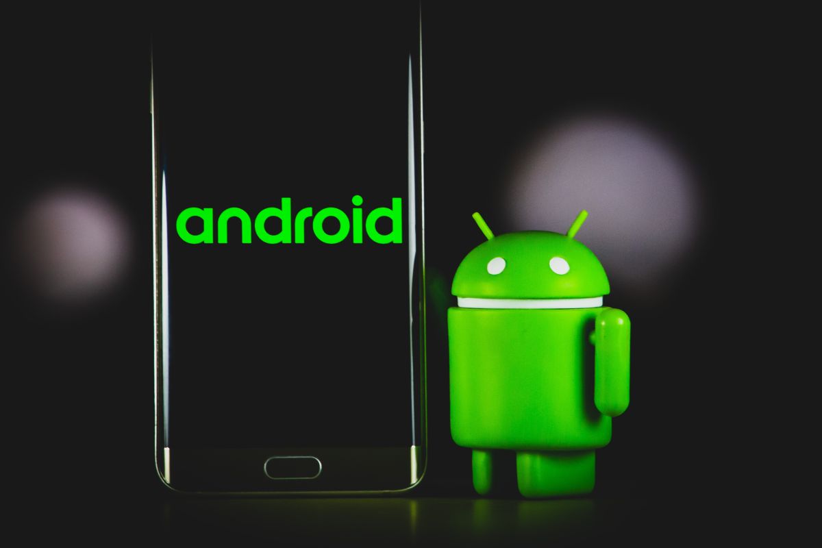 Avertisment pentru românii care au aceste modele de telefoane cu Android. Pot fi victimele unui atac cibernetic