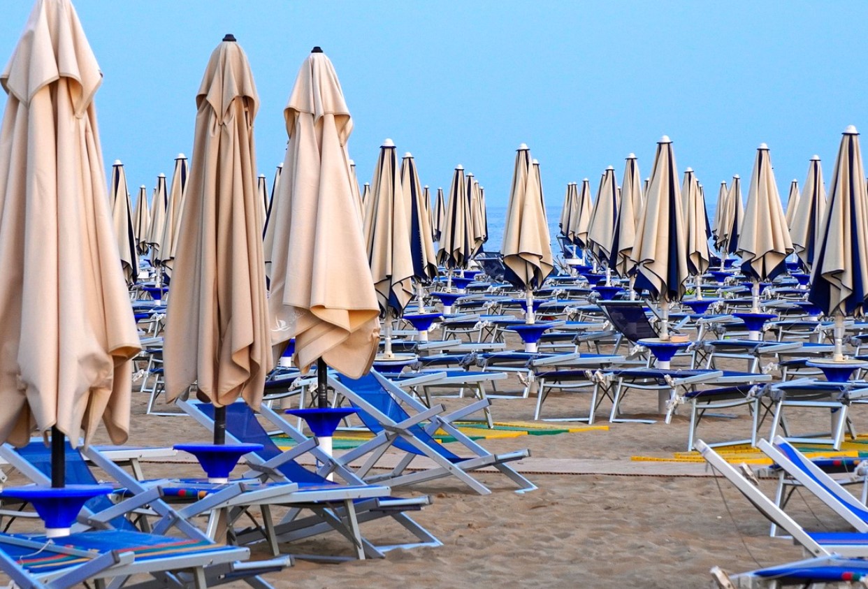 Ce anunț au găsit pe plajă turiștii unui hotel de 4 stele de pe litoralul românesc. Au crezut că e o glumă: ”Un șezlong nefolosit timp de 30 de minute…”