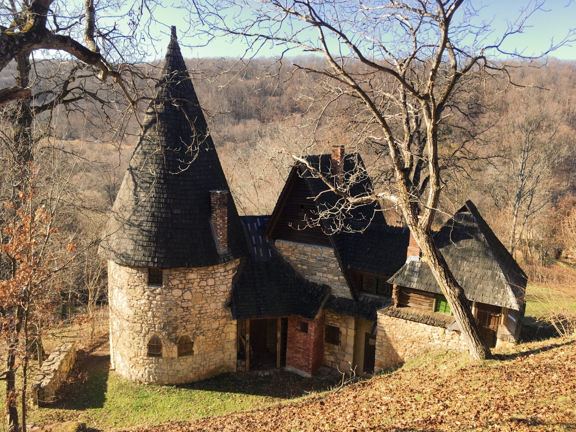 Cetatea desprinsă din povești, aflată la poalele munților Apuseni. Puțini români știu de acest loc superb