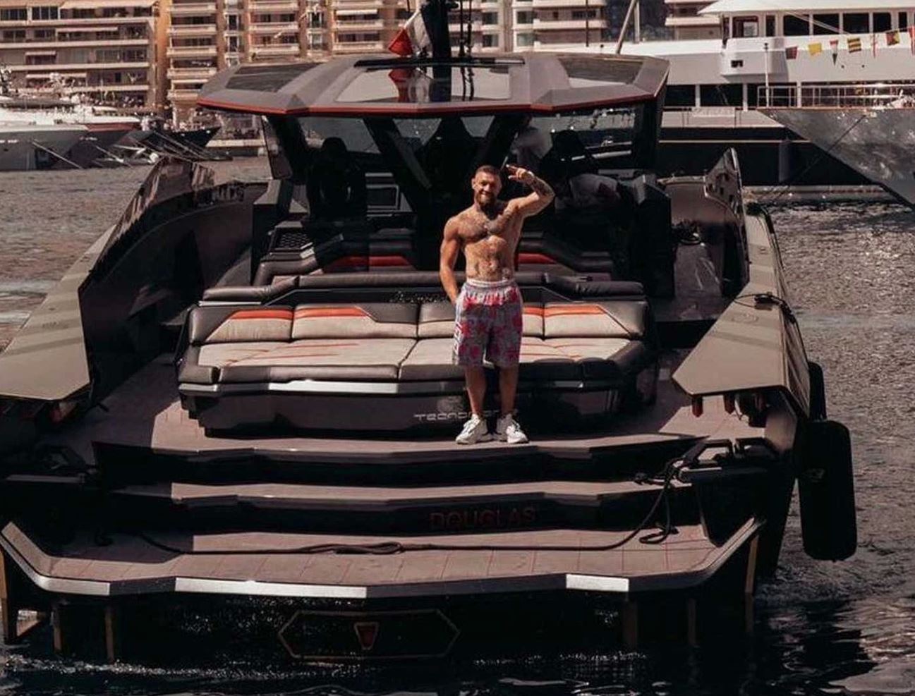 Conor McGregor și yahchtul său de la Lamborghini