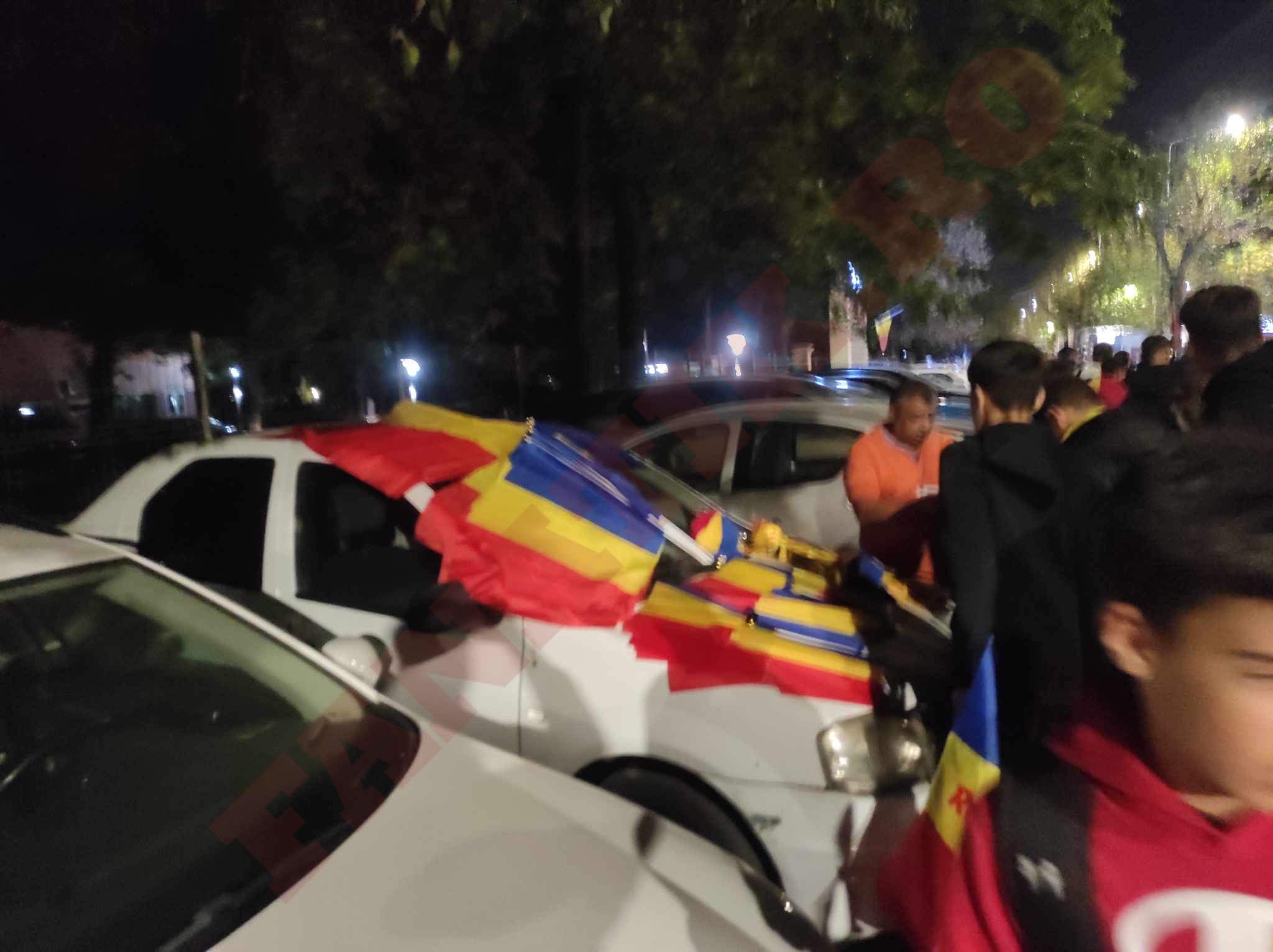 Copiii s-au oprit să cumpere steaguri în drum spre Arena Națională. Foto: FANATIK.