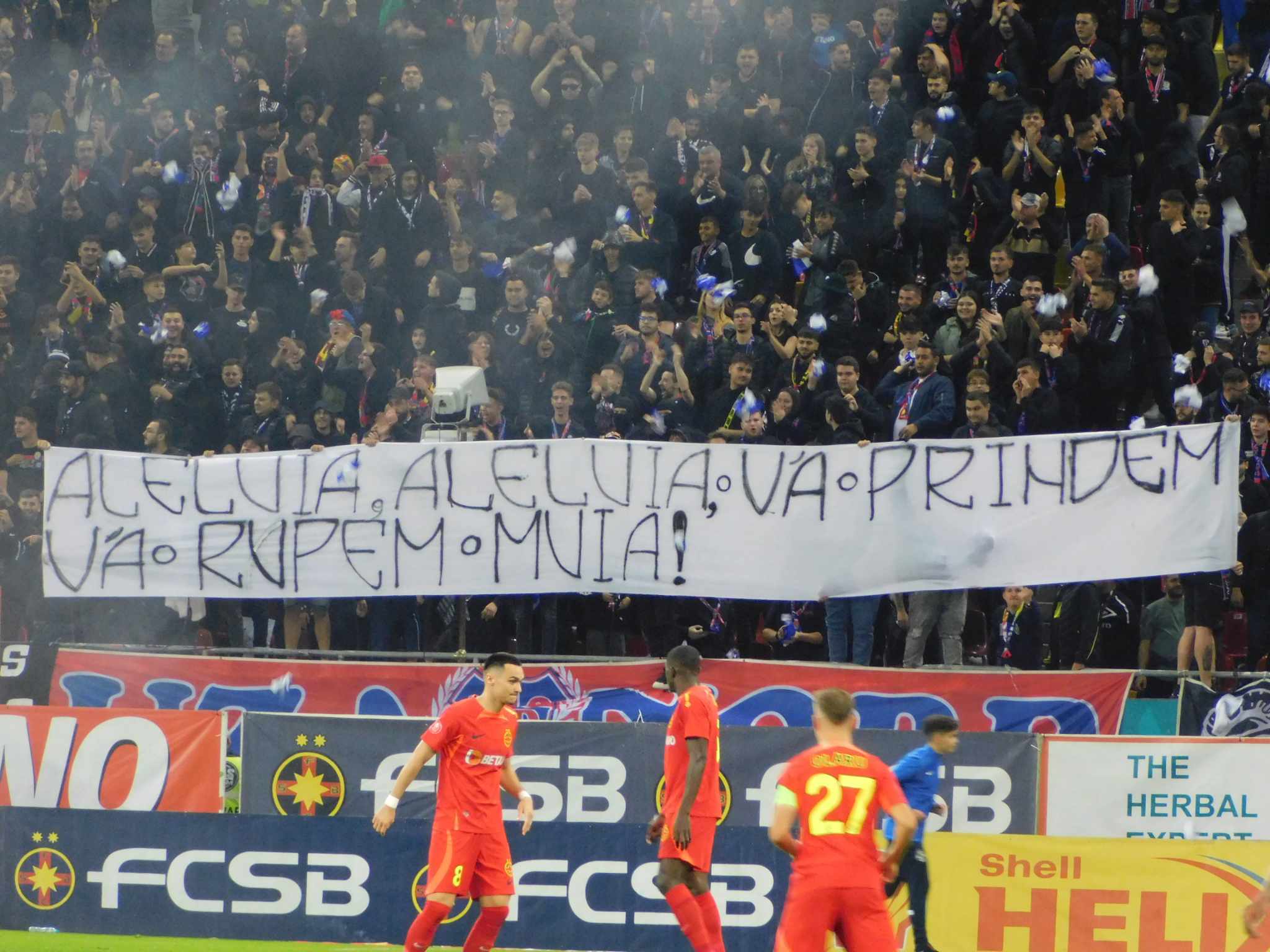 Bannerul afișat de Peluza Nord în FCSB - Rapid după declarațiile lui Gigi Becali, la FANATIK SUPERLIGA. Foto: FANATIK.