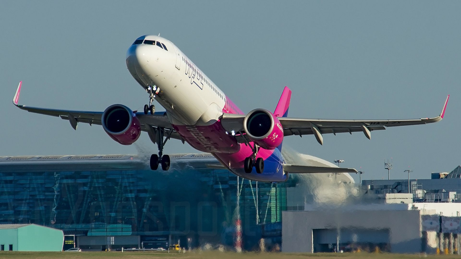 Wizz Air oferă prețuri mai mici la biletele de avion. Ce beneficii vor avea pasagerii în luna martie