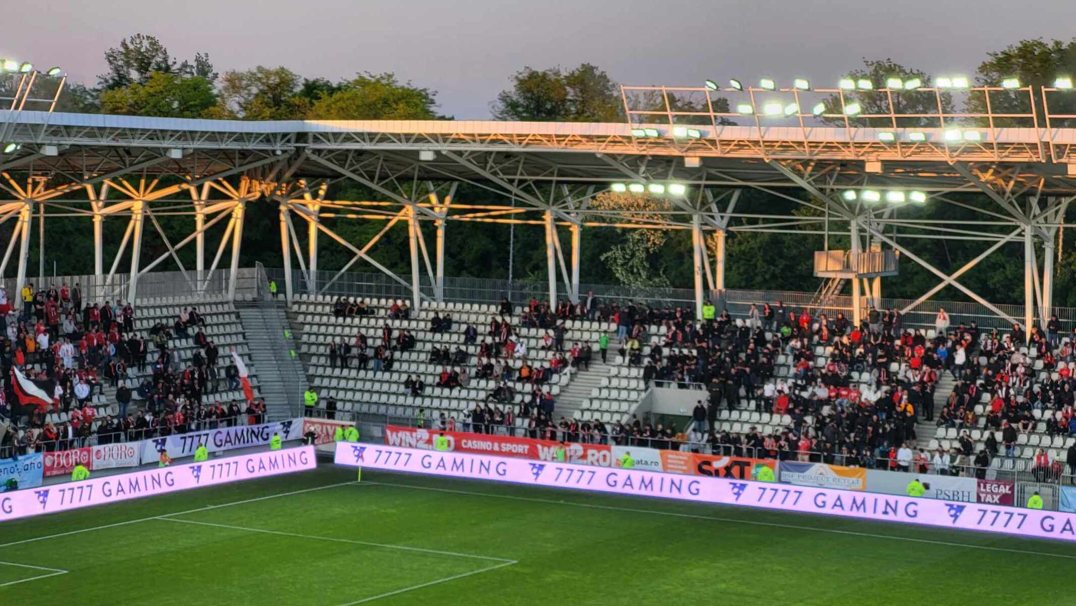 Bate vântul pe Stadionul „Arcul de Triumf” la meciul lui Dinamo cu FC Voluntari. Foto: Fanatik.