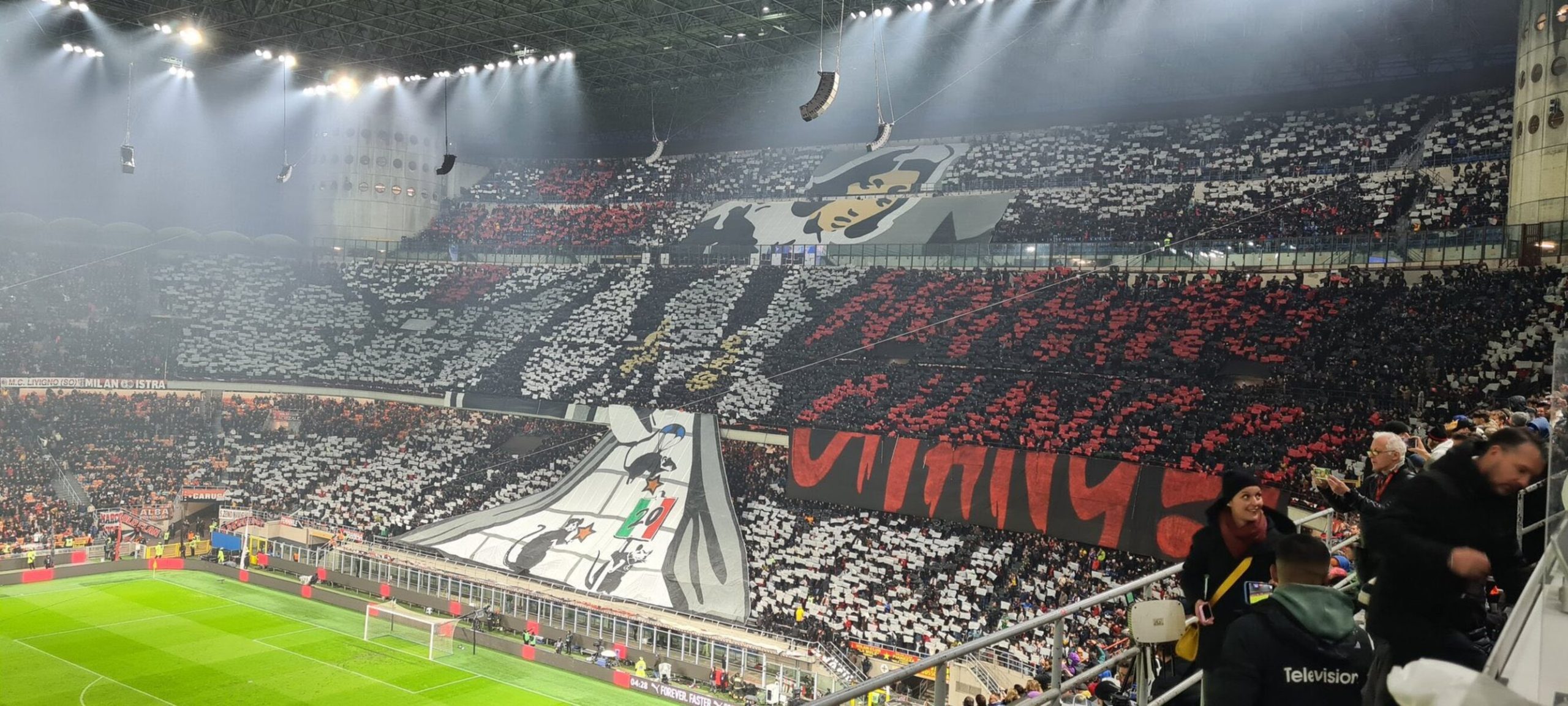 Scenografie spectaculoasă a galeriei lui AC Milan la derby-ul cu Inter.