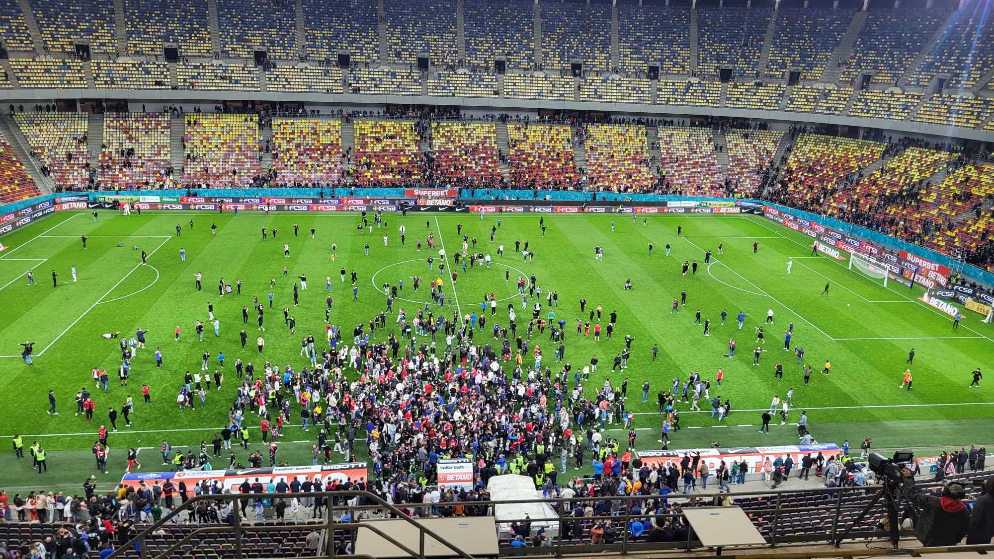 La final, fanii au invadat gazonul de pe Arena Naţională.