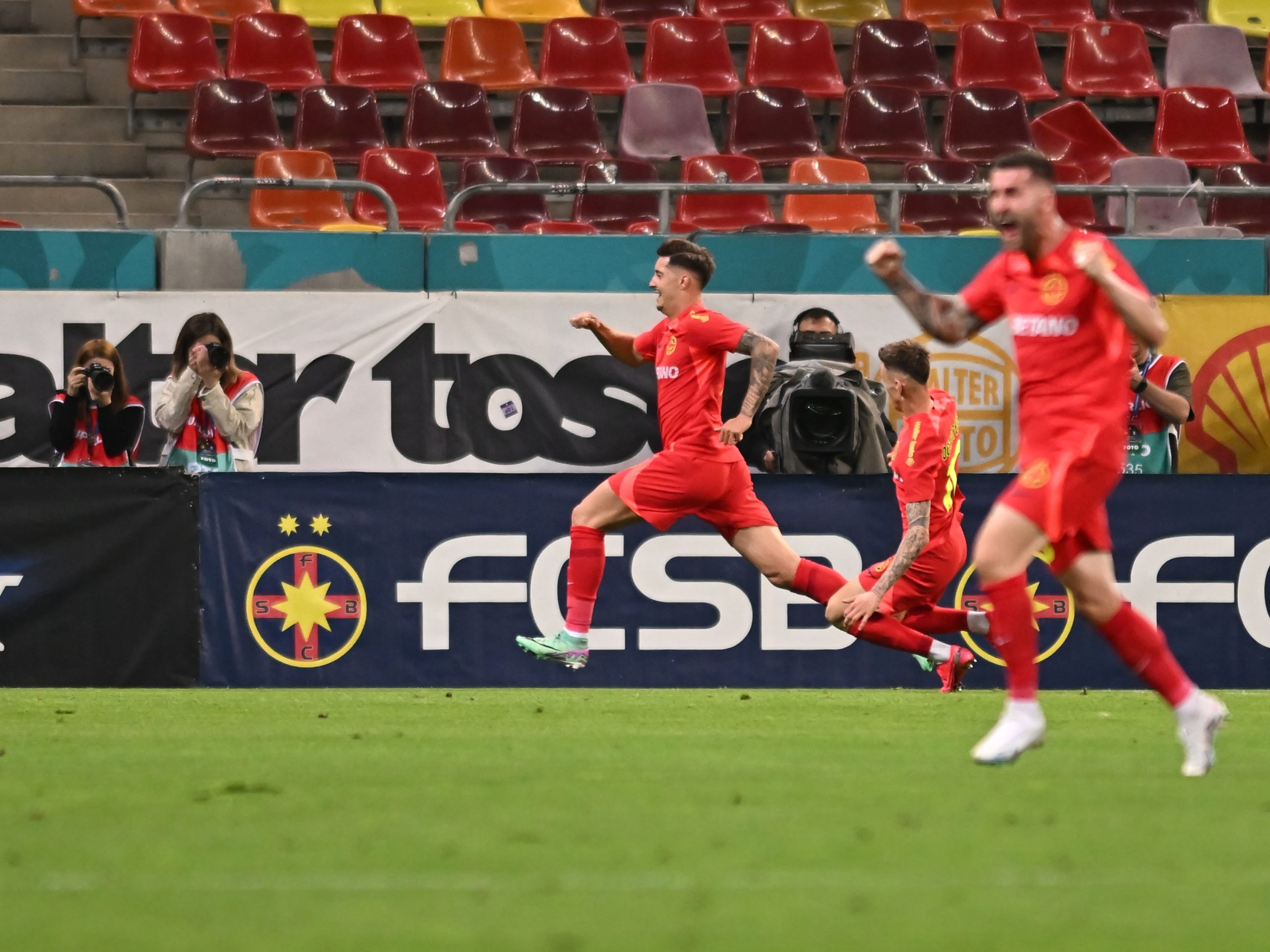 Bucuria lui David Miculescu, după marcarea primului gol. Sursa: sportpictures.eu