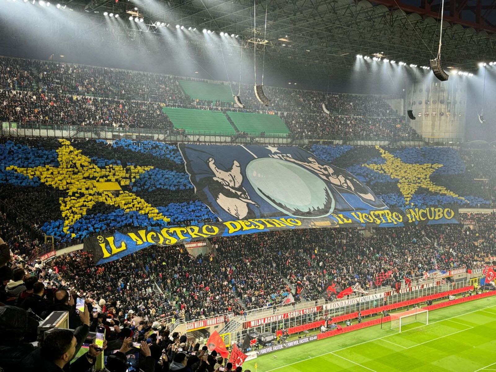 Scenografie spectaculoasă a galeriei lui Inter la derby-ul cu AC Milan.